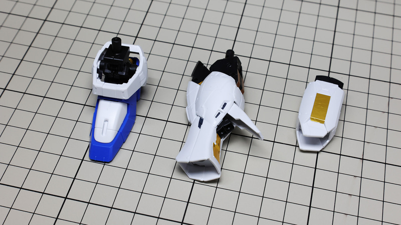 ふくらはぎの細いスラスター4か所とその下の黒い凹み部分もシールですが、ここはスミ入れでもいいかもしれません