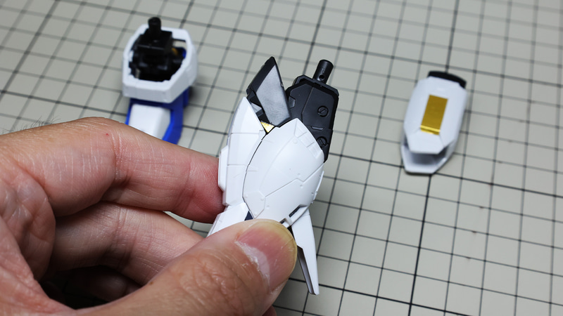 膝アーマー左右端のゴールドもシールです。現地の本物を見てみたいところです