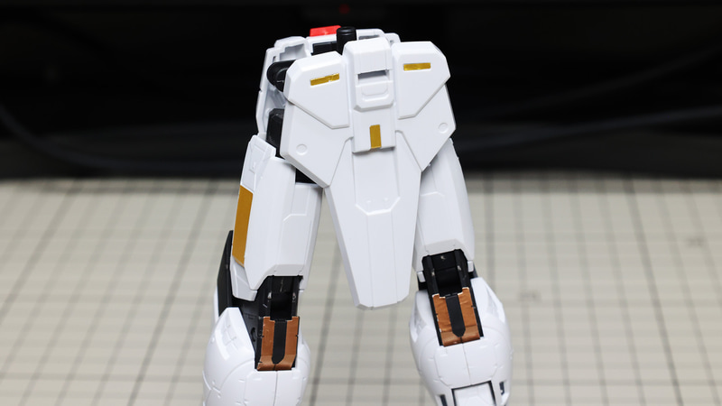 脚部を取り付けてみました。リアアーマーにシールでディテールを足しています
