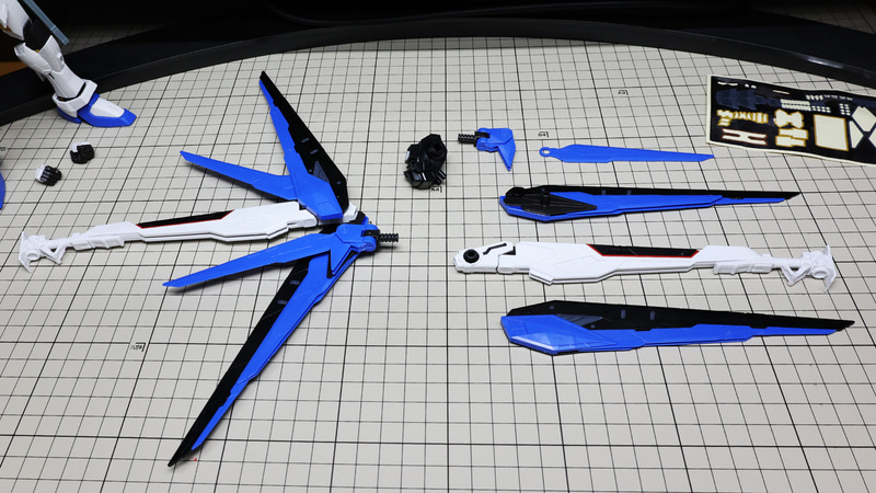 できあがった構成要素を組み合わせていくと……