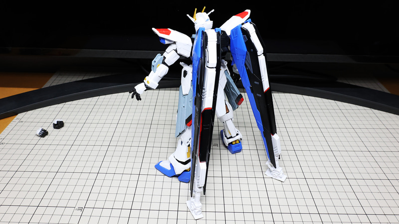 フリーダムガンダムに取り付けるとその密度感が際立ちます