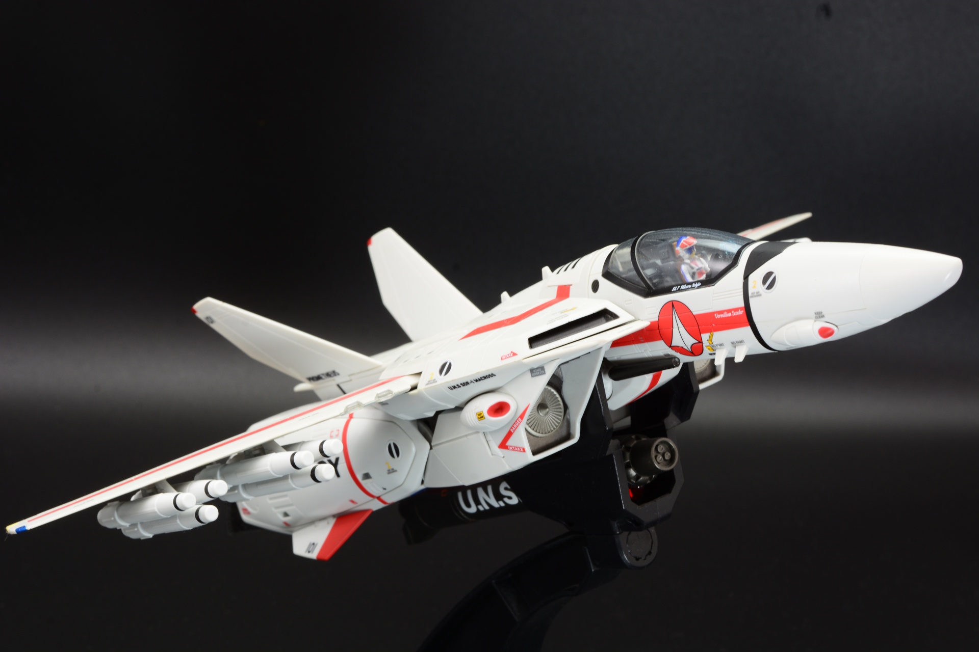 アーマーを装着させるためにバトロイドへ変形