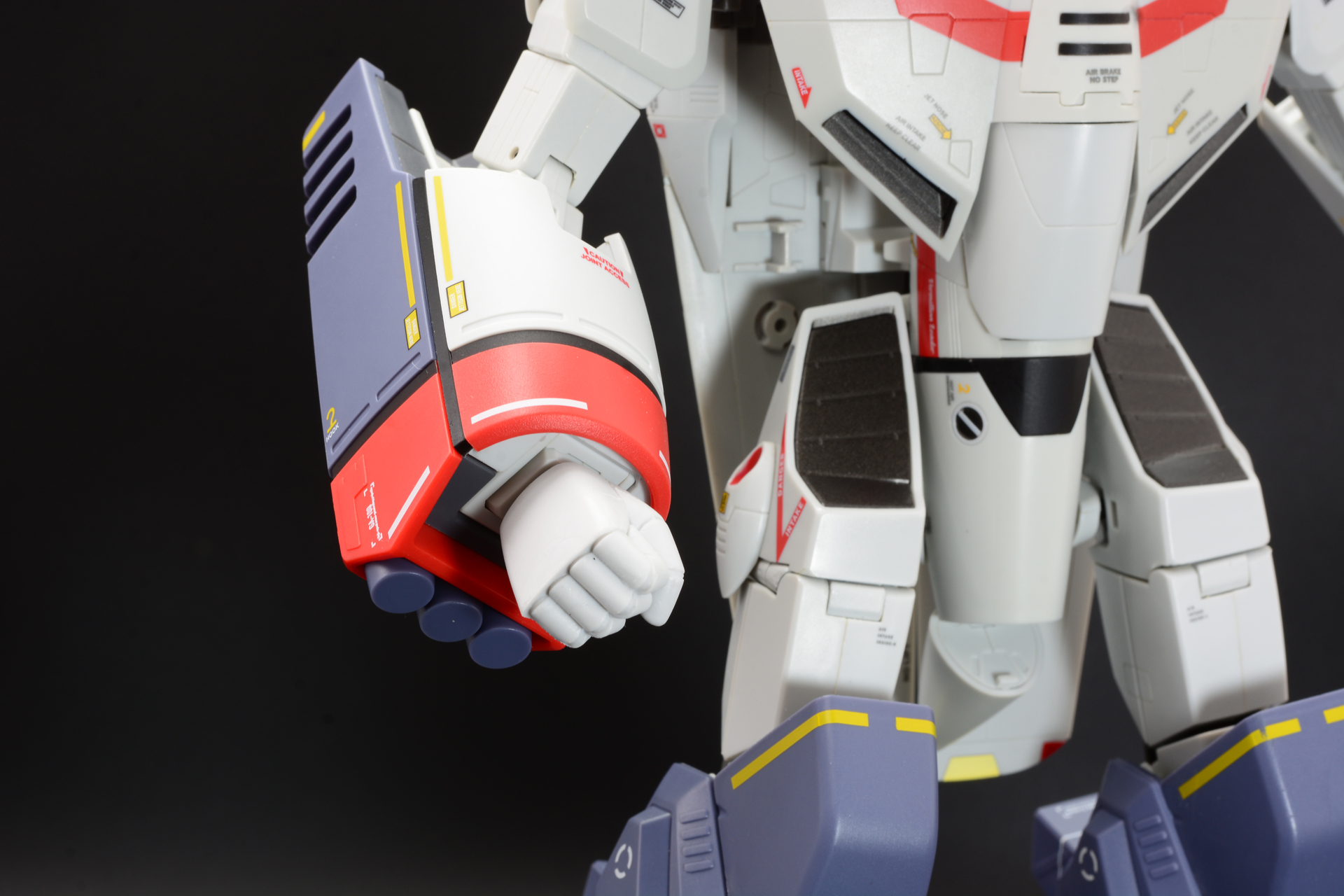 アーマーを装着すると大きくシルエットが変わる