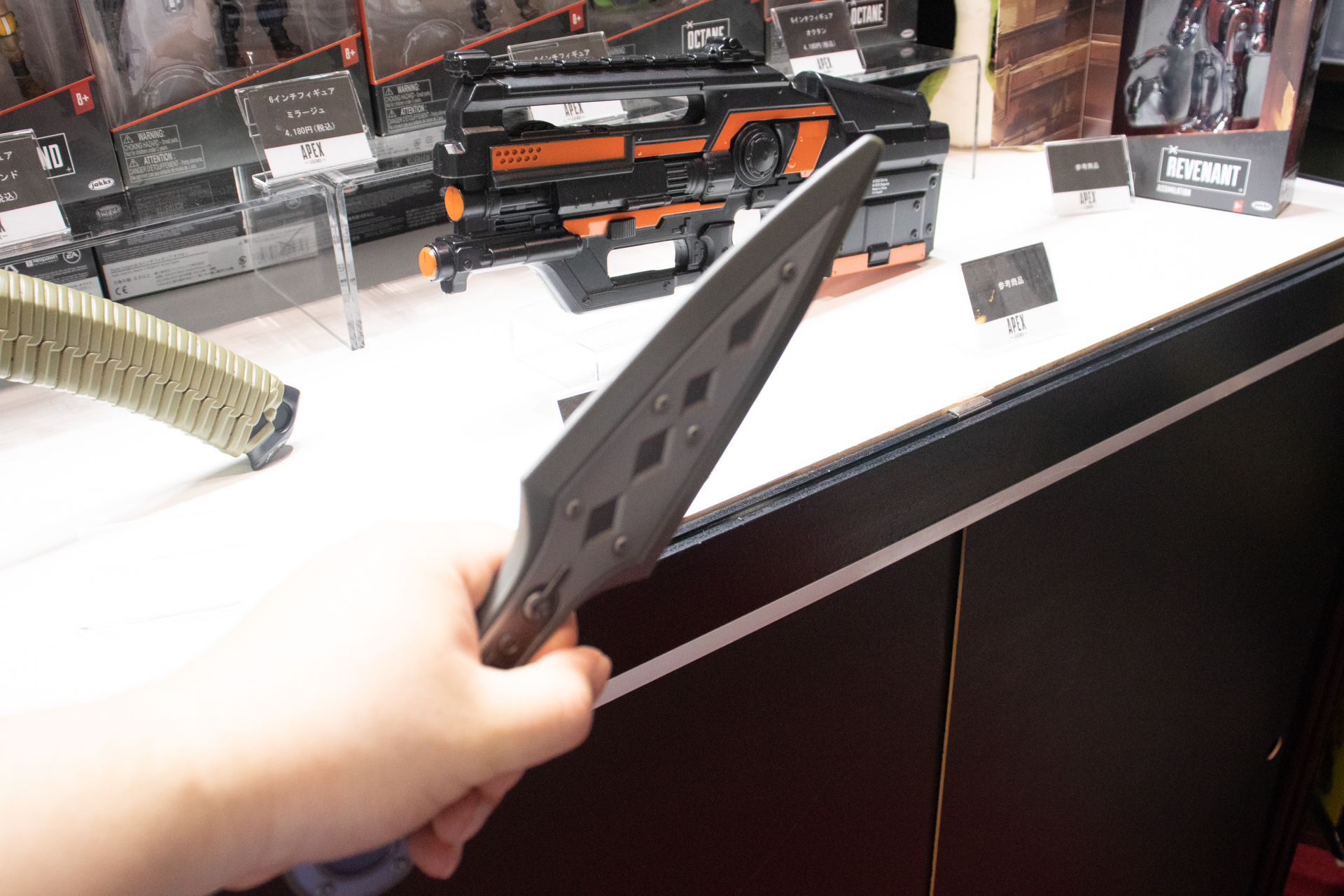 こちらも軽量。ゲーム内での大きさを再現したようなサイズ感