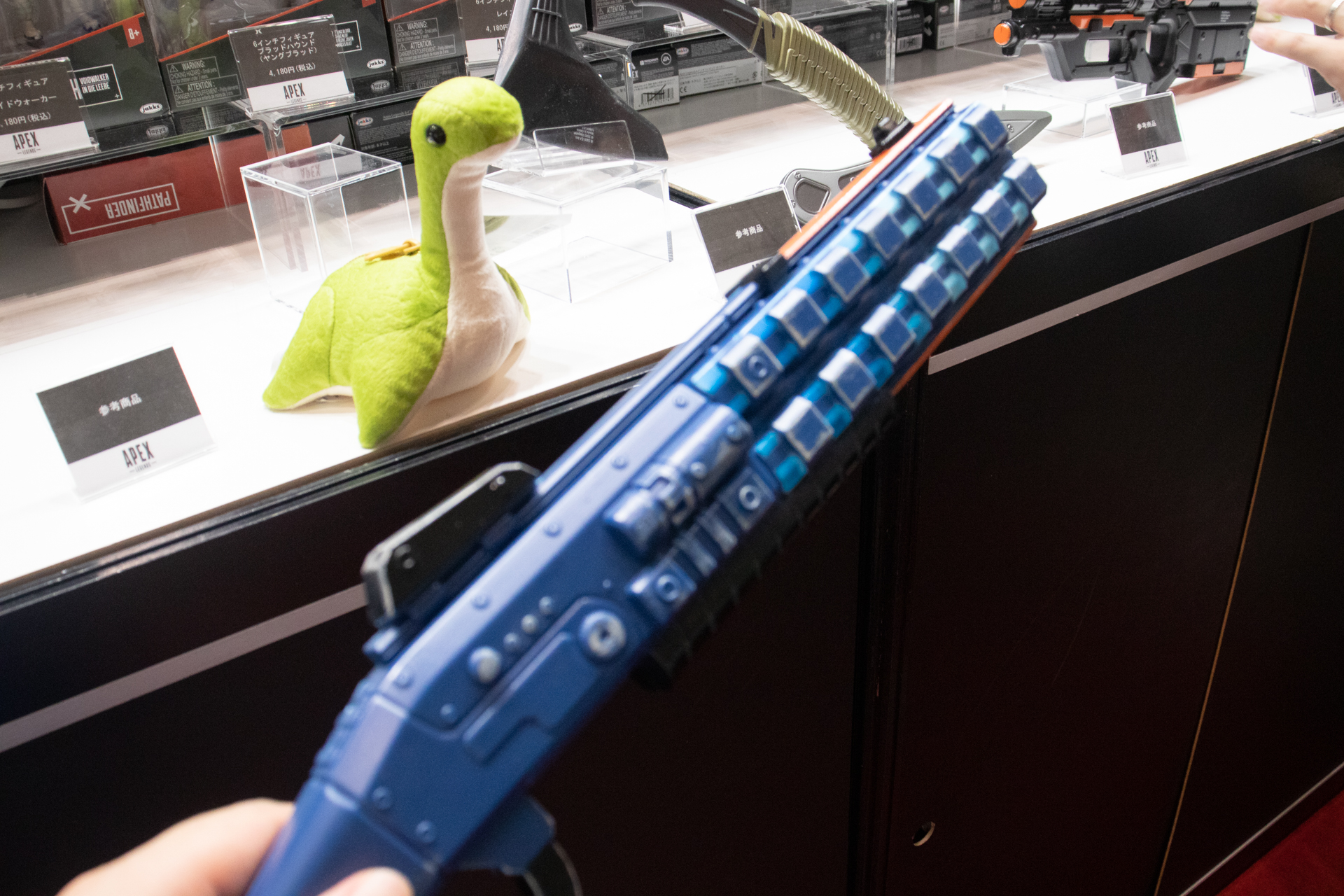 持ってみると中空構造らしくかなり軽量