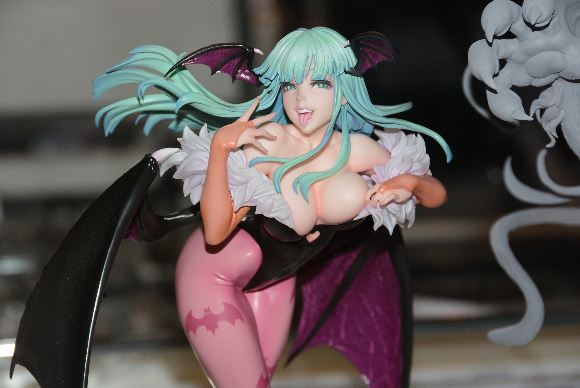 手は繊細な表現がなされている。左手で服をつまみ上げているのは特にこだわりがある