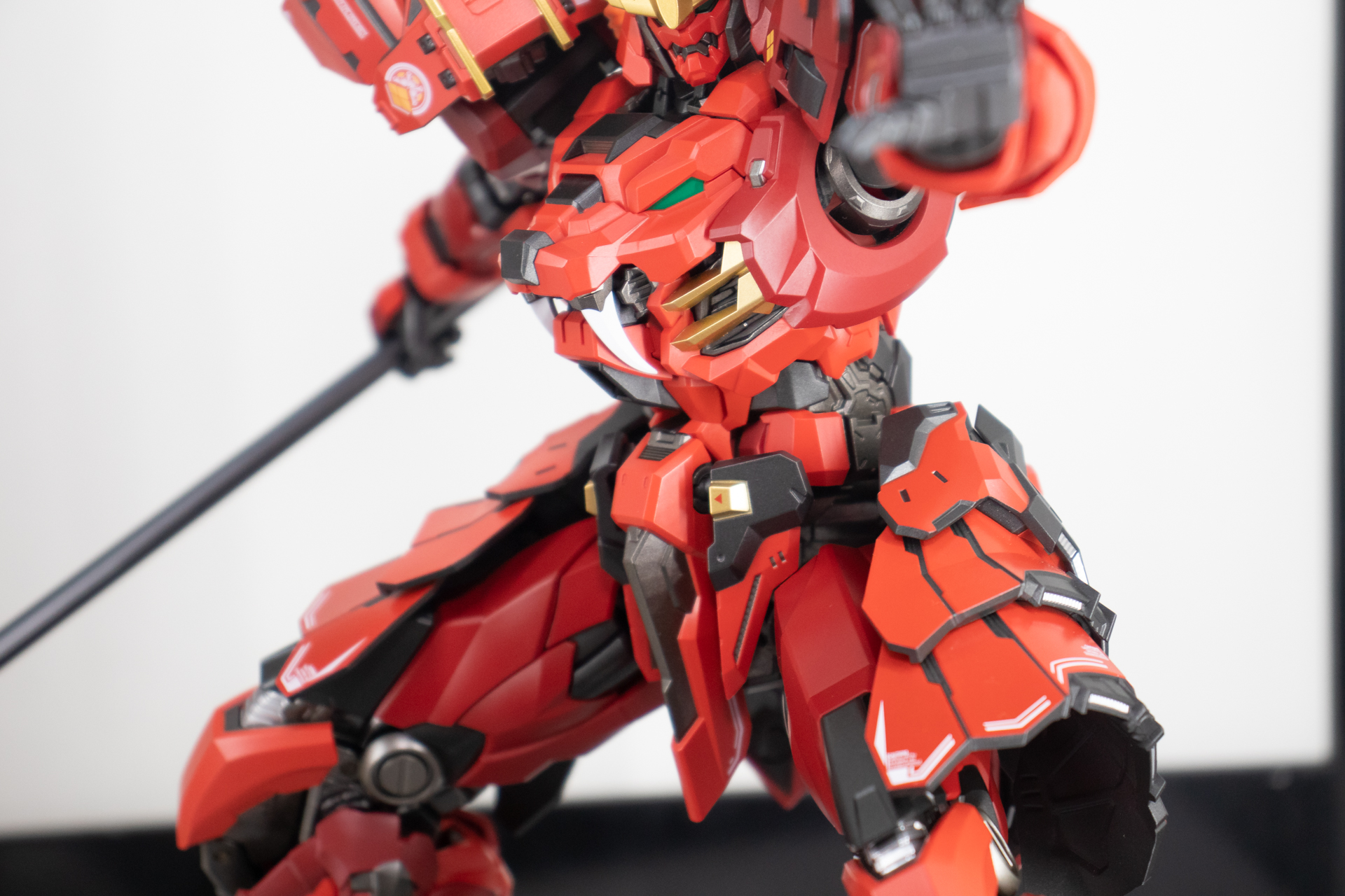 胸は虎の顔の意匠が