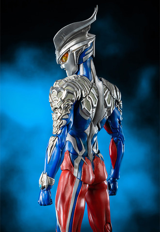 ウルトラゼロファイト」のマント姿も再現可能。可動フィギュア