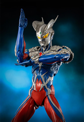 ウルトラゼロファイト」のマント姿も再現可能。可動フィギュア