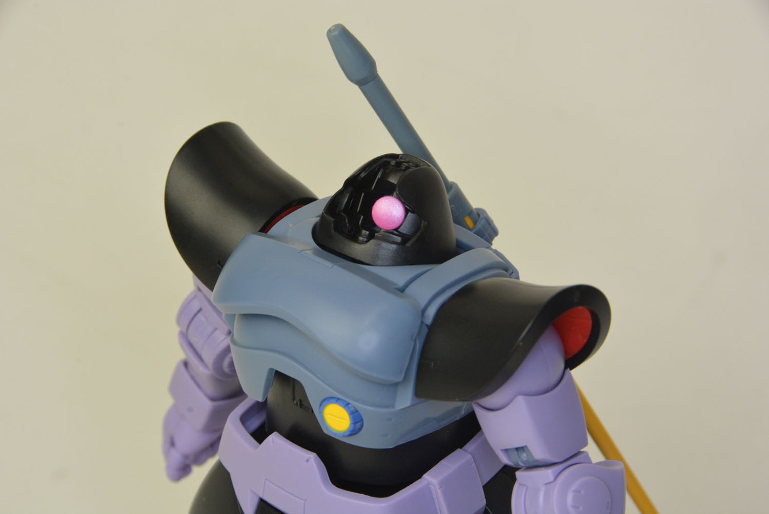 胸を動かして頭を上にできる。顔のカバーを外すことでモノアイも自由に可動する