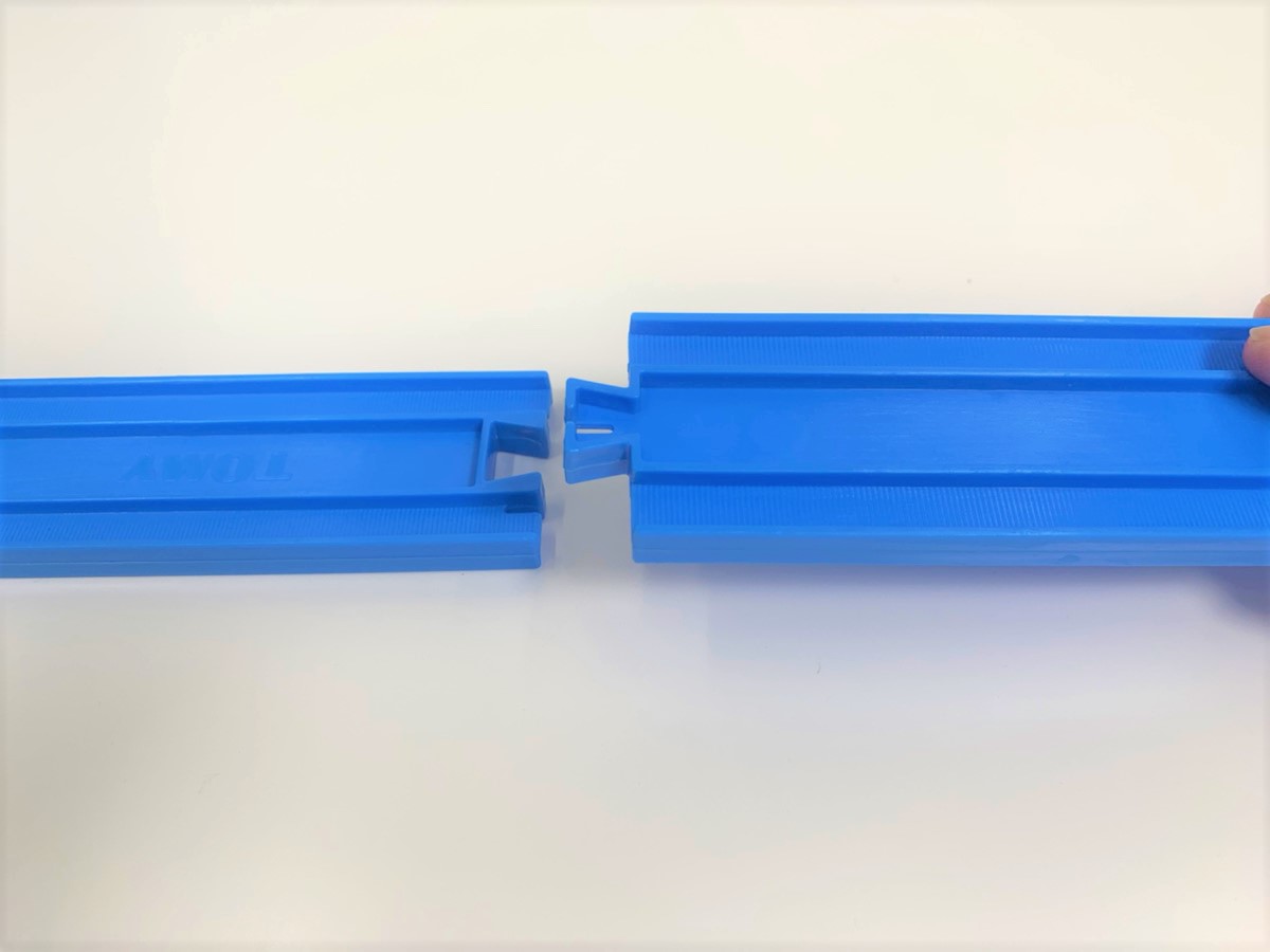 通常のプラレールはレールを連結しレイアウトを作成する