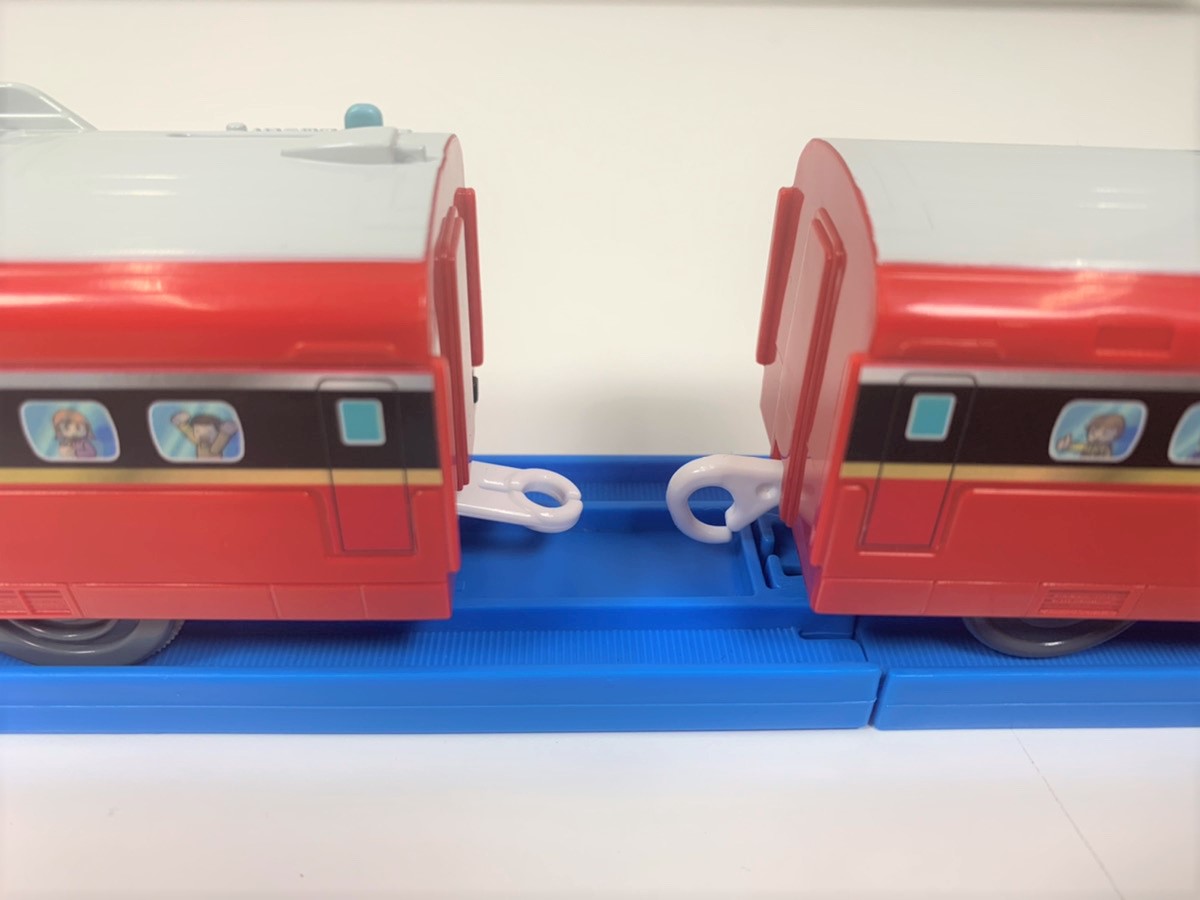 多くのプラレールの連結部分。リングとフックの連結部品を用いている