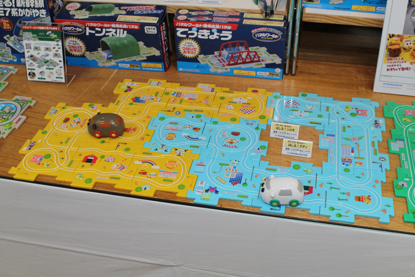 「はしる！テディ」と「はしる！シロモ」のバリエーション。前者には黄色、後者には水色のコースパネルが付属。絵柄は同じものとなるようだ
