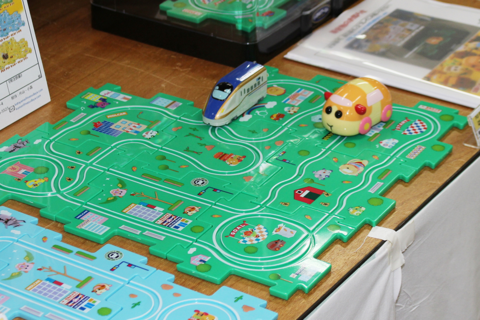 パネルは互換性があるので、「パネルワールド」の車両を一緒に走らせることも可能。もちろん逆もOK