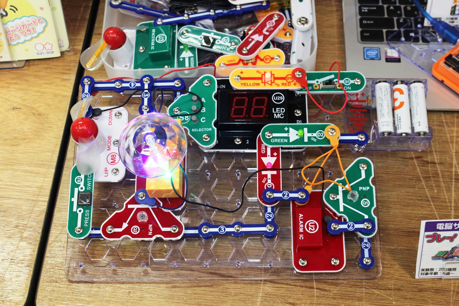 「電脳サーキット プレイ」のセット。LED表示パネルやスピーカー、アラームICなどが付属