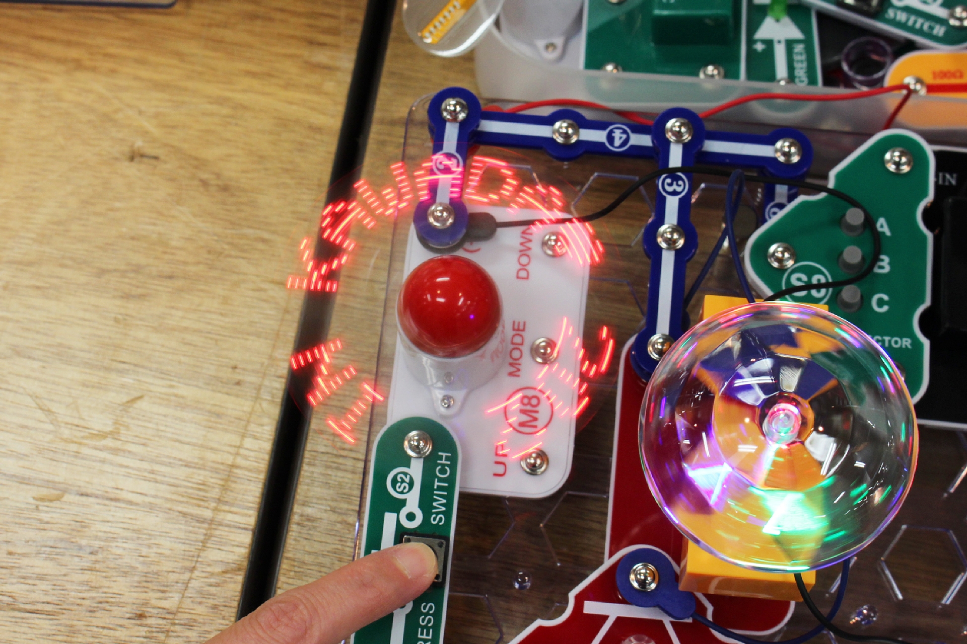 「電脳サーキット プレイ」に付属する「プログラムファン」。回転するファンに文字が浮き上がるパーツで、文字の入力はパーツから行える