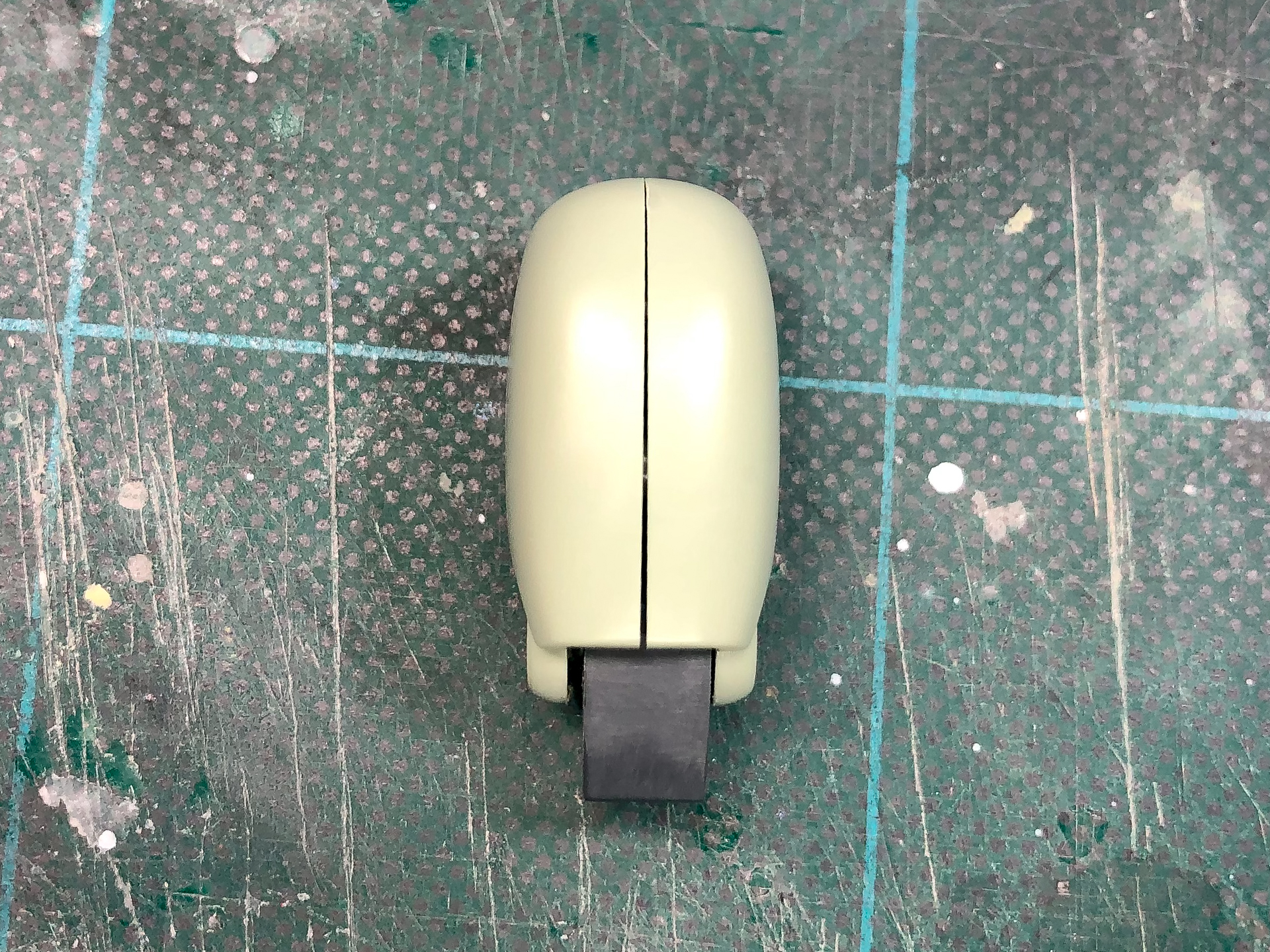 両太ももは縦に2分割となっており、正面に合わせ目が発生します。正面から見た際には常に目立ってしまう箇所のため、処理しておきたいところです。