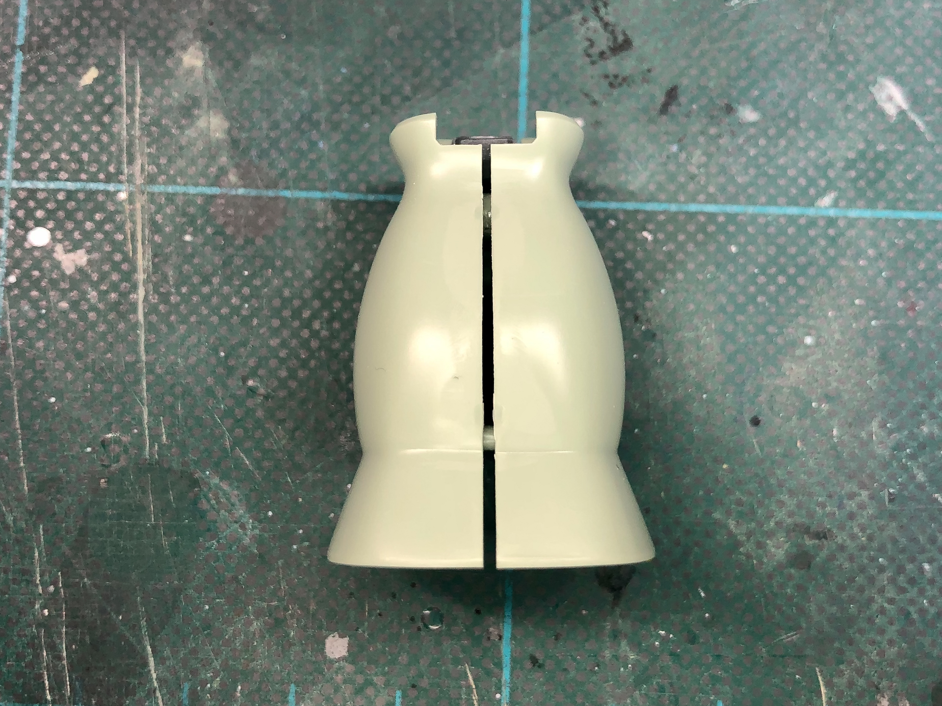 両ふくらはぎも太ももと同様に正面に合わせ目が発生。こちらも太もも同様、正面から見た際には常に合わせ目が目立ちます。