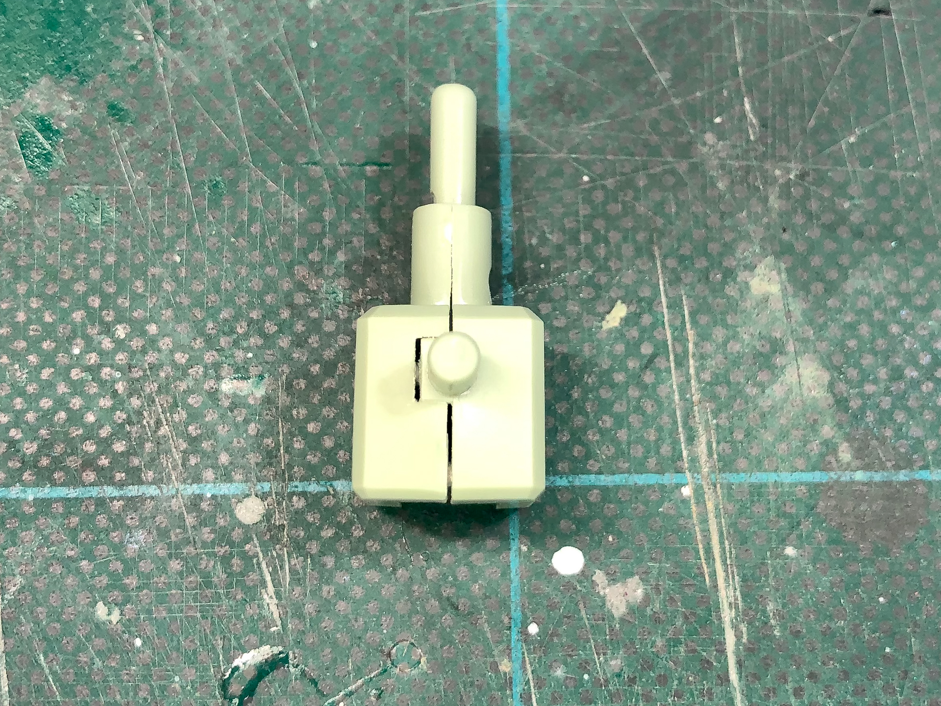 両肩は完成後側面となる箇所に合わせ目が発生します。シールド及びスパイクアーマーを装備すれば目立たなくはなりますが、ポーズによっては見えてしまうので処理しておきましょう。