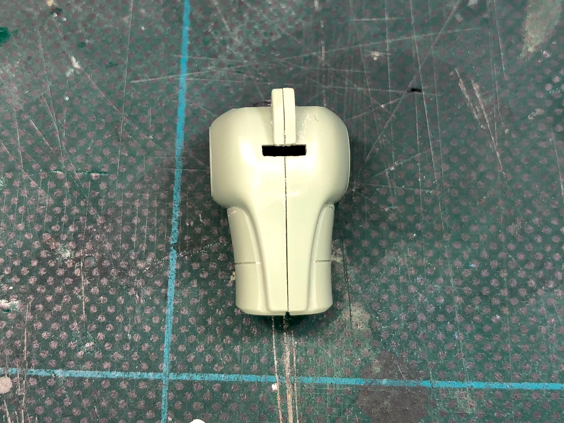 前腕は中心に合わせ目が発生します。武器の持たせ方によっては多少隠れますが、どこかから必ず見えてしまいます。