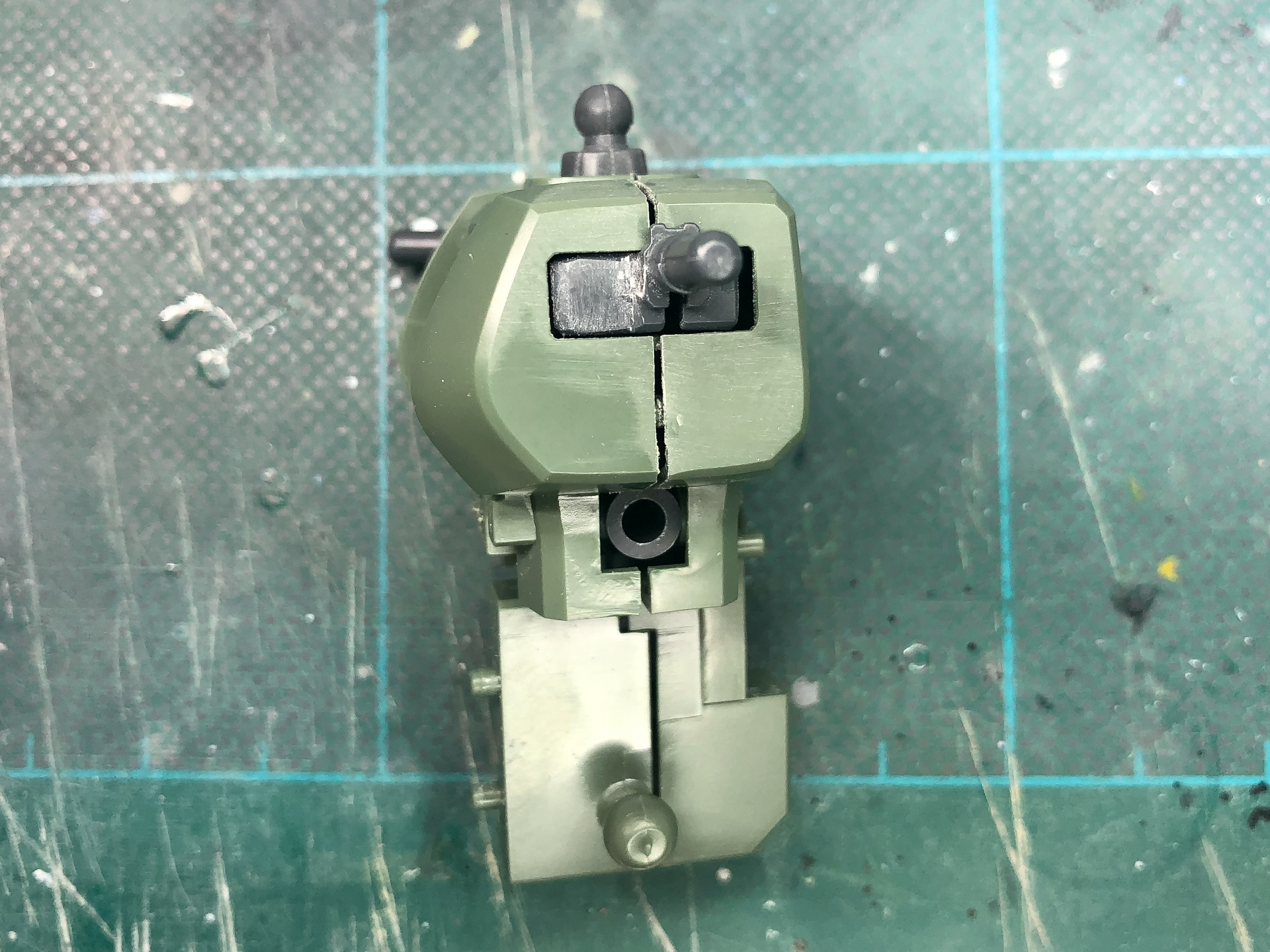 胴体は側面に合わせ目が発生します。組み立ててしまえばほぼ隠れますが、上から見た際に合わせ目が見えてしまうので処理しておきましょう。