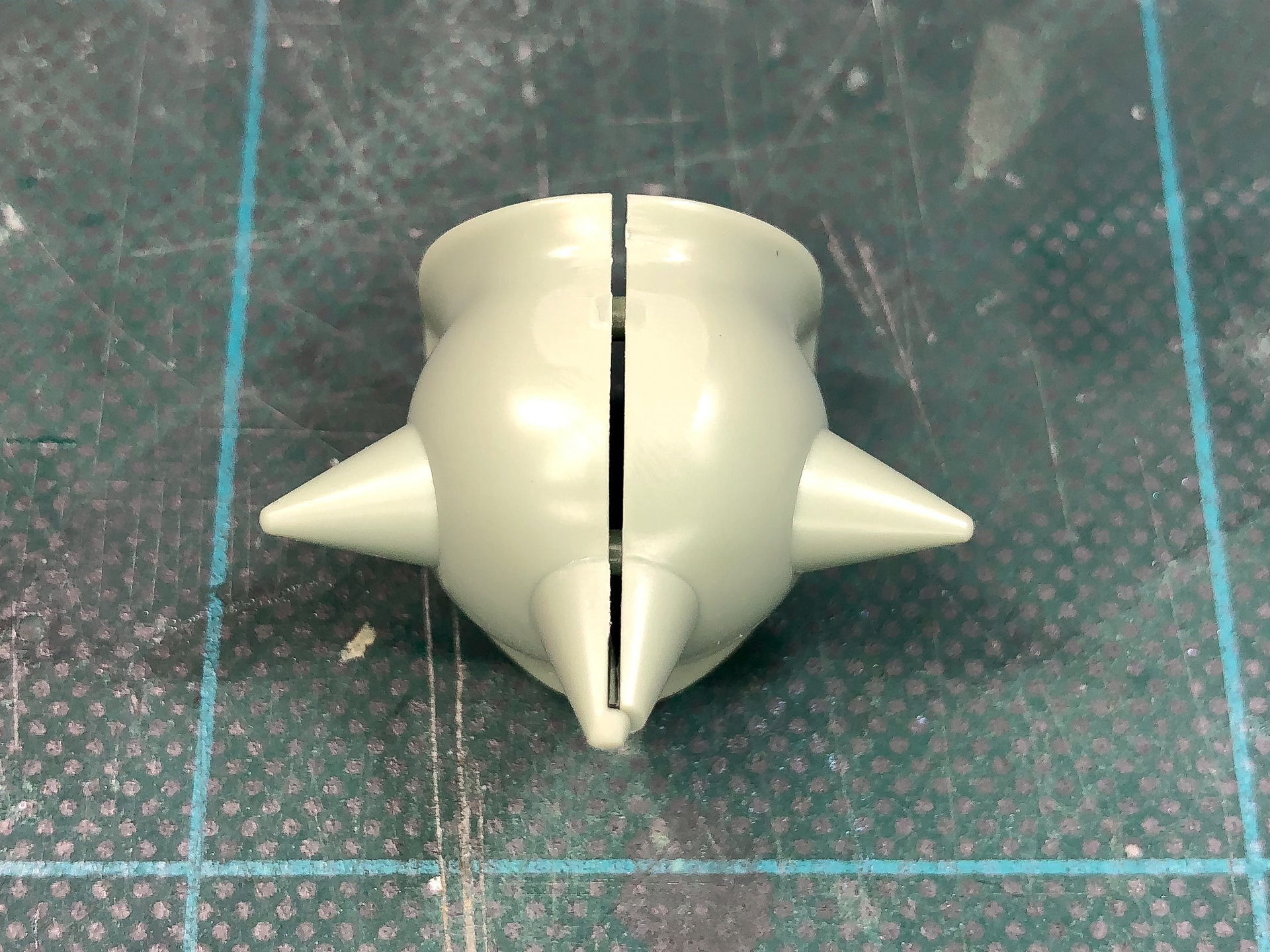 スパイクアーマーはこの時代のキットではおなじみの2分割となっています。ちなみに近年発売されたキットでは一体成型により合わせ目はなくなっています。