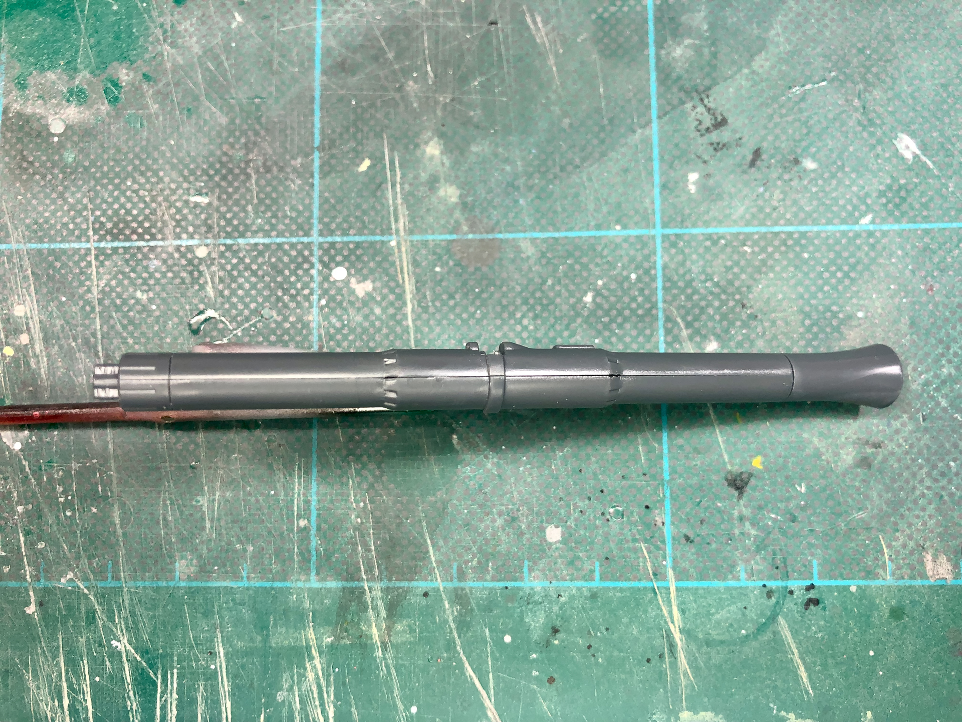 バズーカもマシンガン同等、中央に合わせ目が発生します。こちらも武器を持たせる際には必ず目立ってしまうため、処理が必要です。