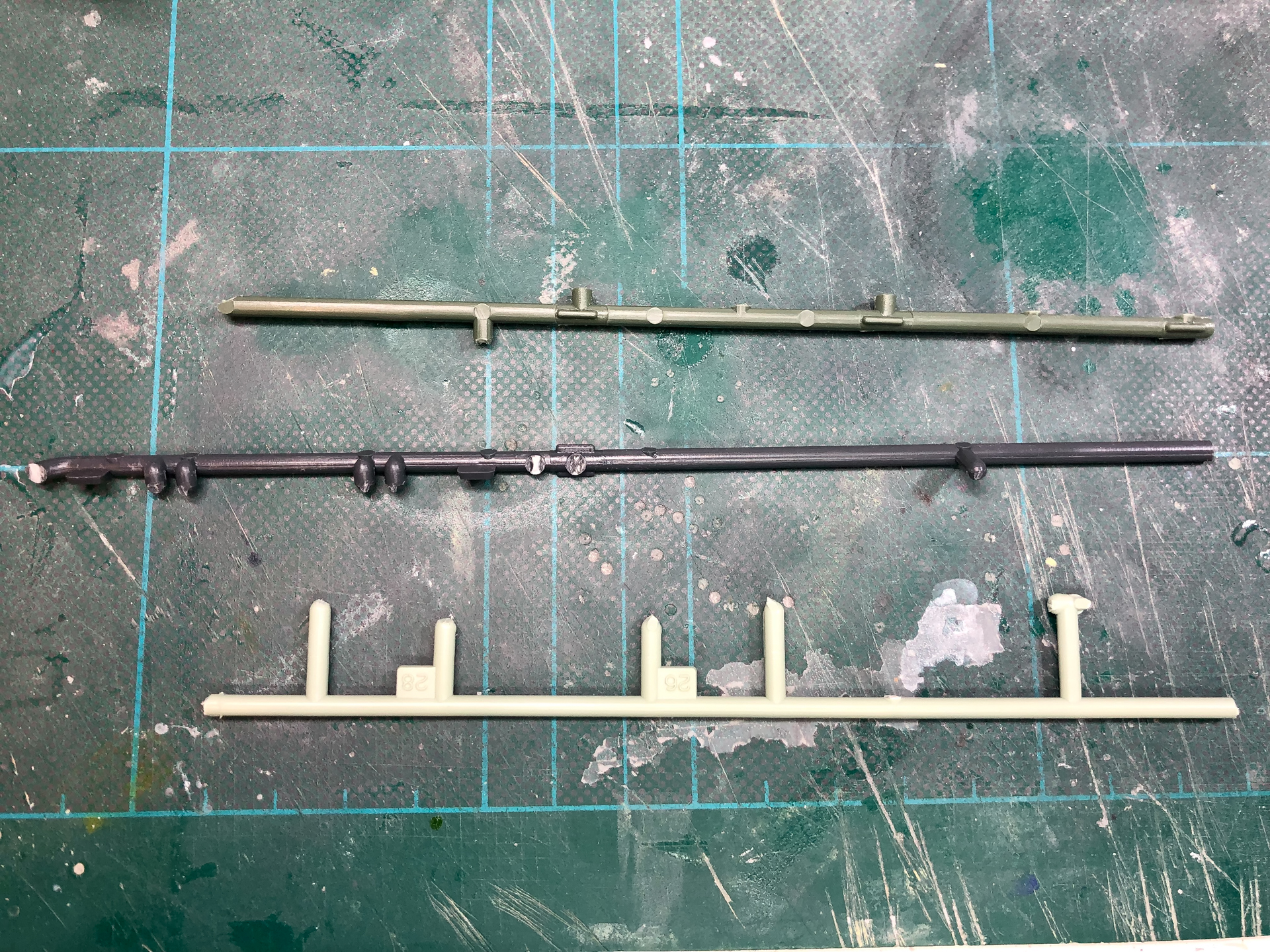 これらのランナーを溶かして接着剤の材料にします