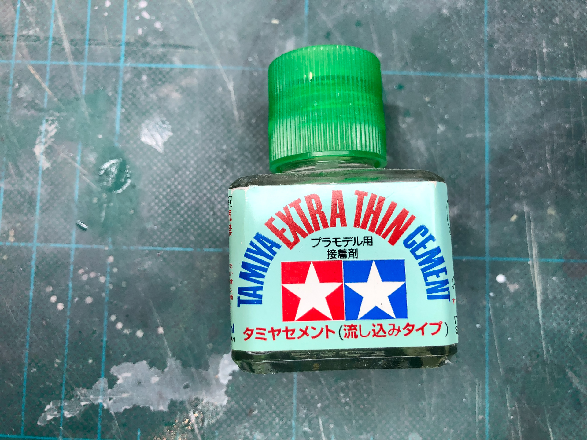 接着剤は「タミヤセメント（流し込みタイプ）」を使います