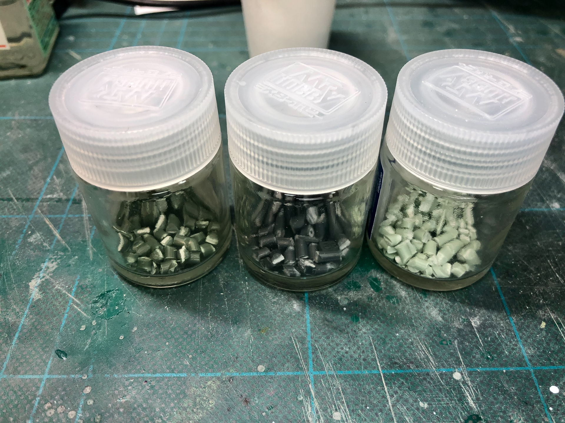 ランナーを切断して容器に入れる