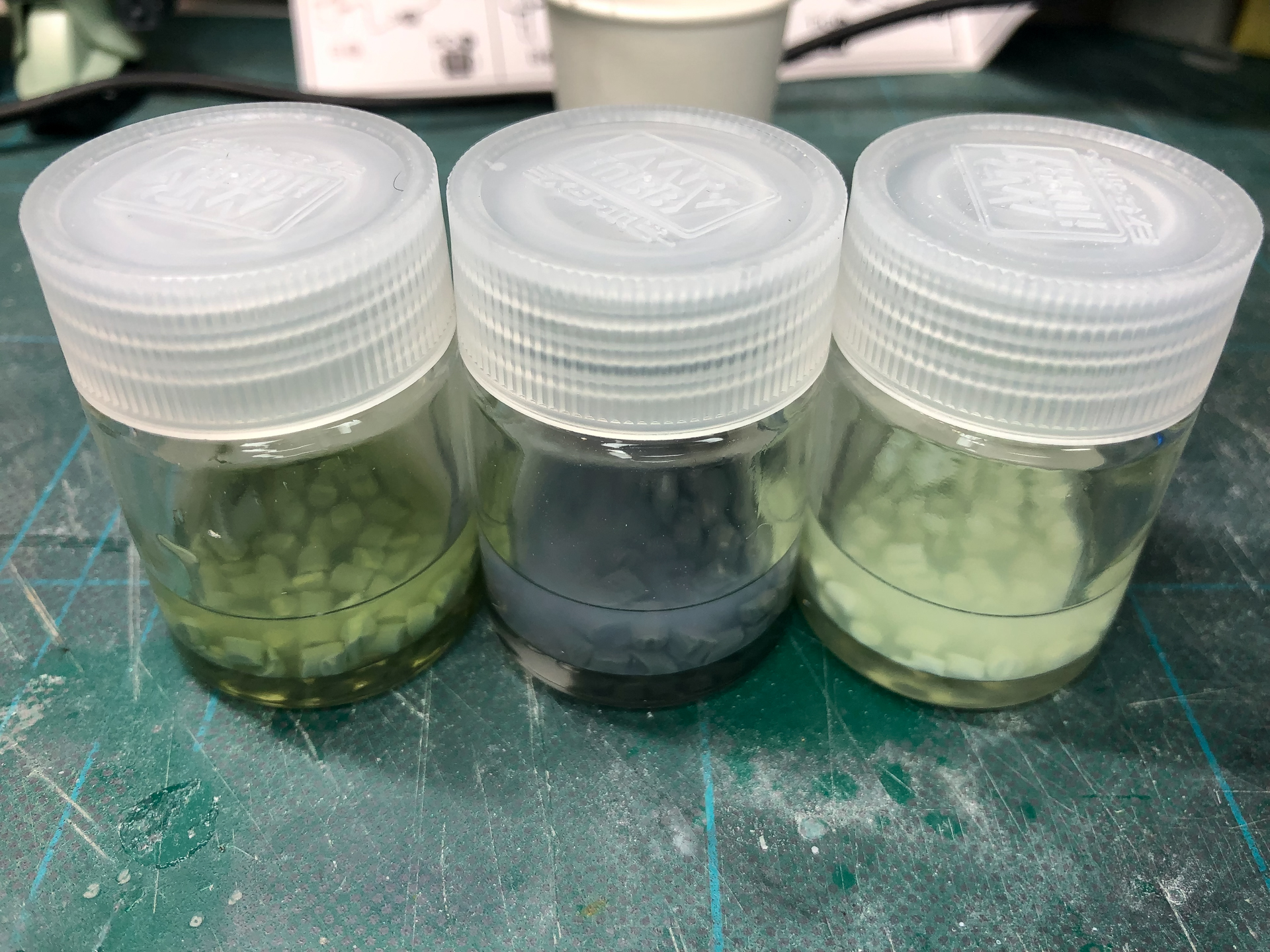 容器に流し込み接着剤を注ぐ。量はランナーが浸るぐらい