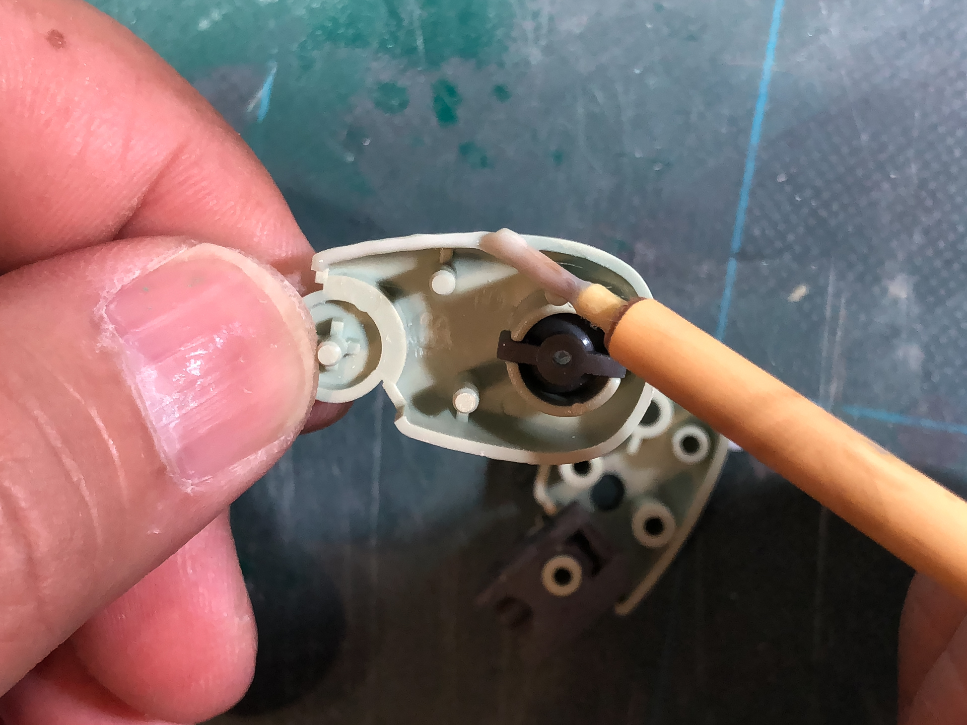 細かい箇所なので塗布には面相筆を使います