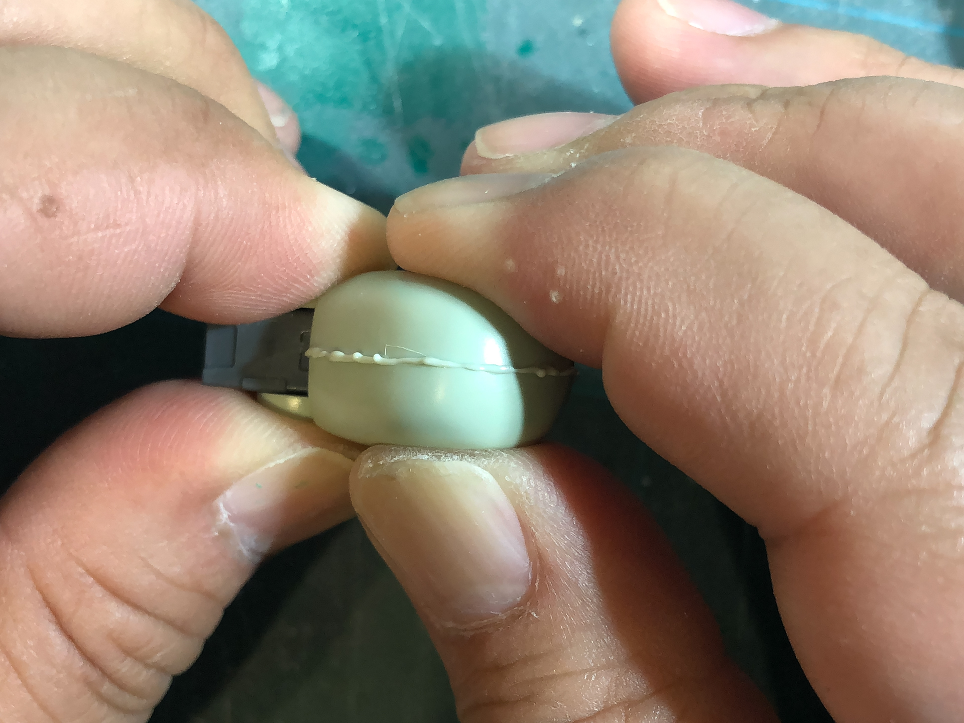 パーツをぎゅっと押さえると接着剤がはみ出してきます。このぐらいはみ出していれば後処理できれいに合わせ目が消えます。