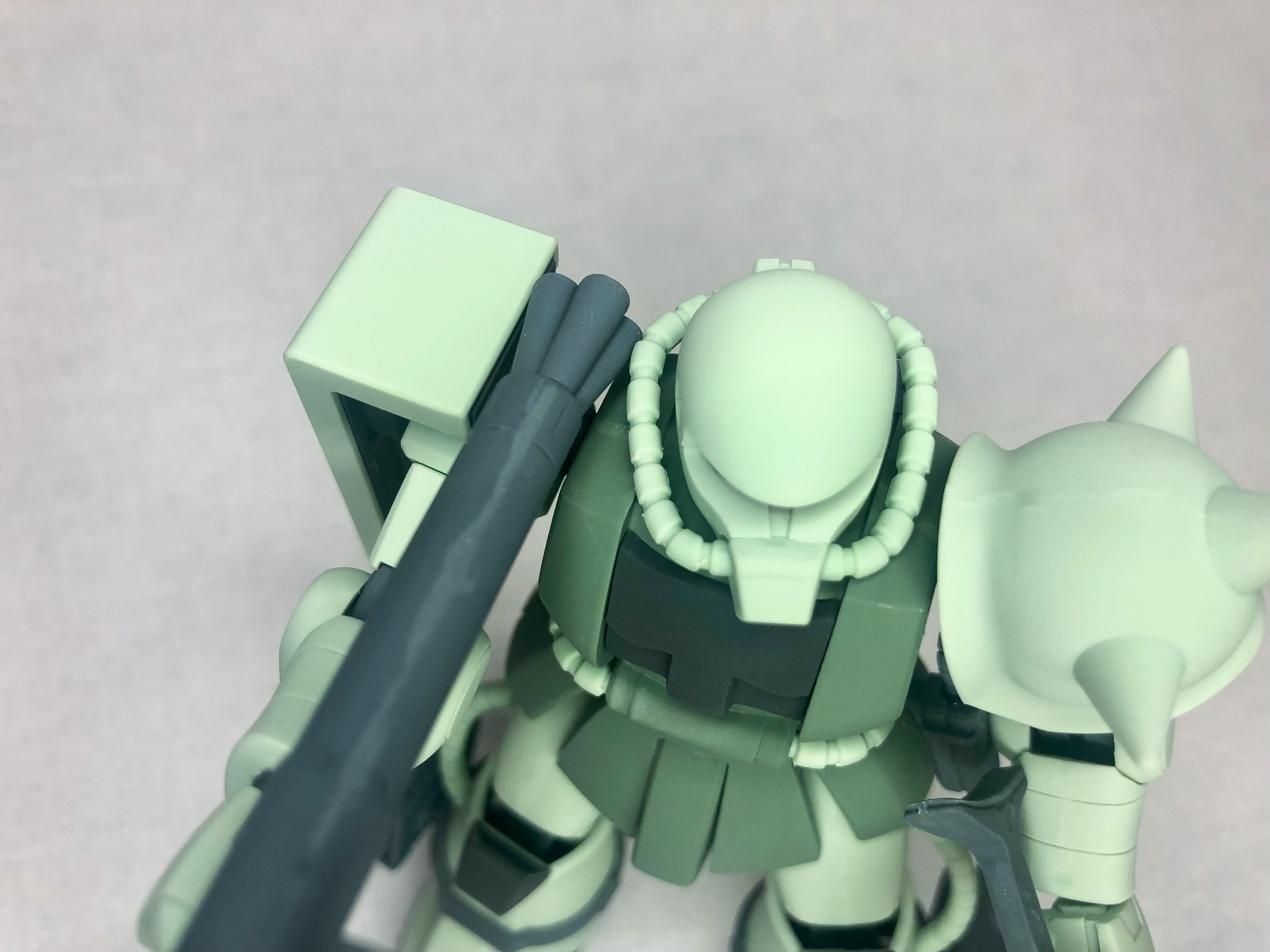 上から拡大して撮影してみました。色の濃いバズーカ部の合わせ目跡は消し切れていないです。しかし、スパイクアーマーはかなり分かりにくくなったのではないでしょうか。