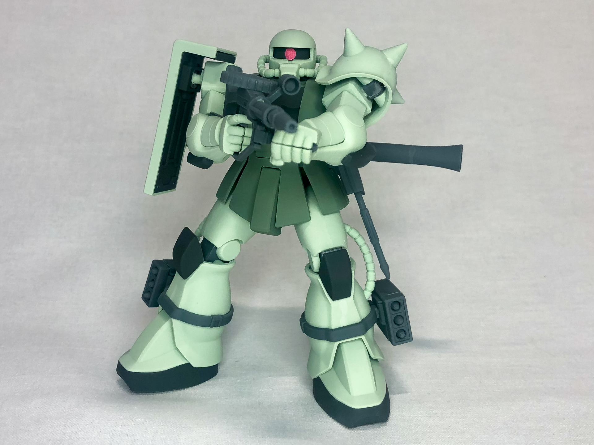 マシンガンを構えてみました。しっかりと両手持ちできるいいキットですね。