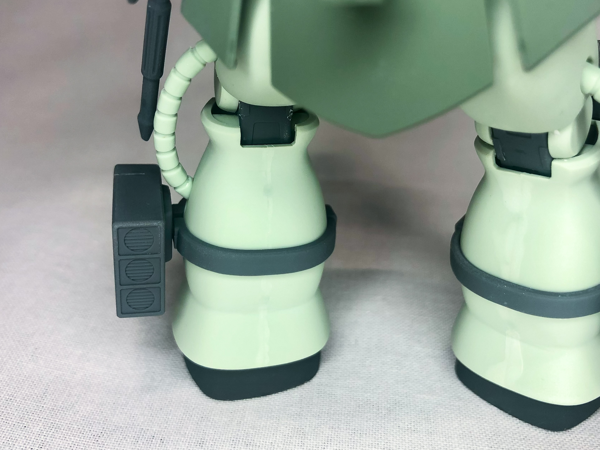 ふくらはぎを拡大しました。合わせ目は分かりにくくはなったと思いますが完全に消えてはいません。