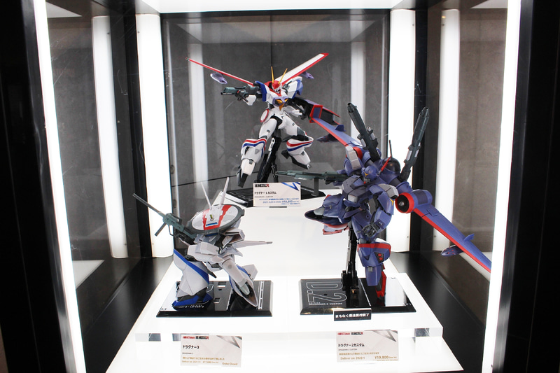 TAMASHII NATIONS TOKYOの「「HI-METAL R ドラグナー」シリーズのショーケース。3体が並んだそのボリュームはかなりのもの