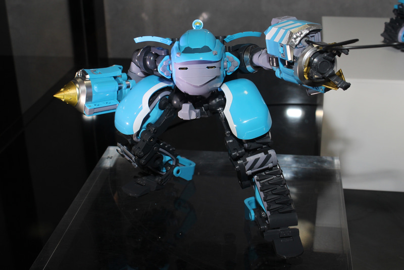 スカイブルーのカラーが目を惹く機体。重機のような意匠も魅力的だ