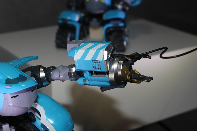 ドリルの形状へと変形する腕は、差し替えパーツによって対応