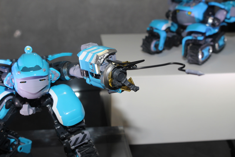 アンカーワイヤーは自在に曲がる素材で、動きを演出できる