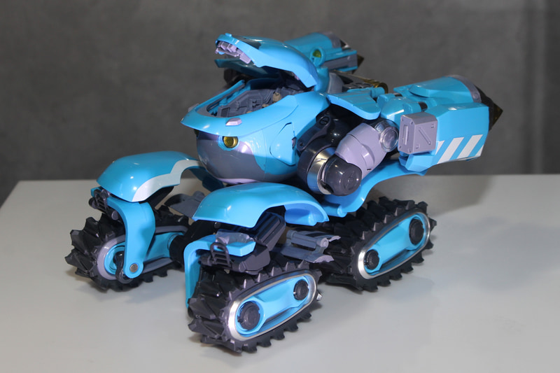 移動用のビークル形態への変形。どの部位がどの場所になるのか、わかりやすいデザインだ