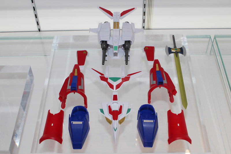 こちらが分離した状態。中央上と下のパーツが合体し、アーマー射出後の状態となる