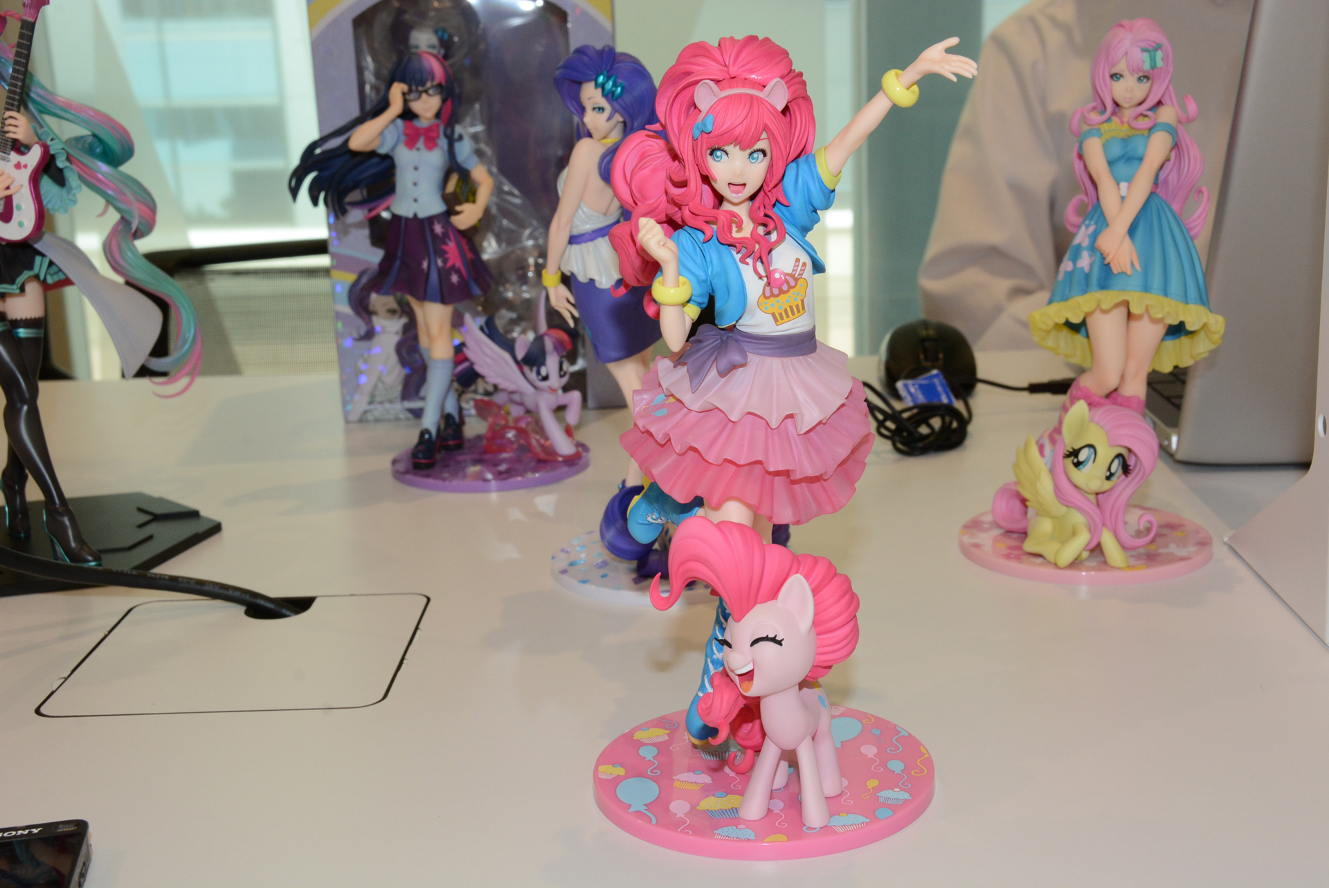 シリーズ第1弾であり、方向性を決定づけた「MY LITTLE PONY美少女 ピンキーパイ」。ファッションは"原宿系"のテイストを加えている