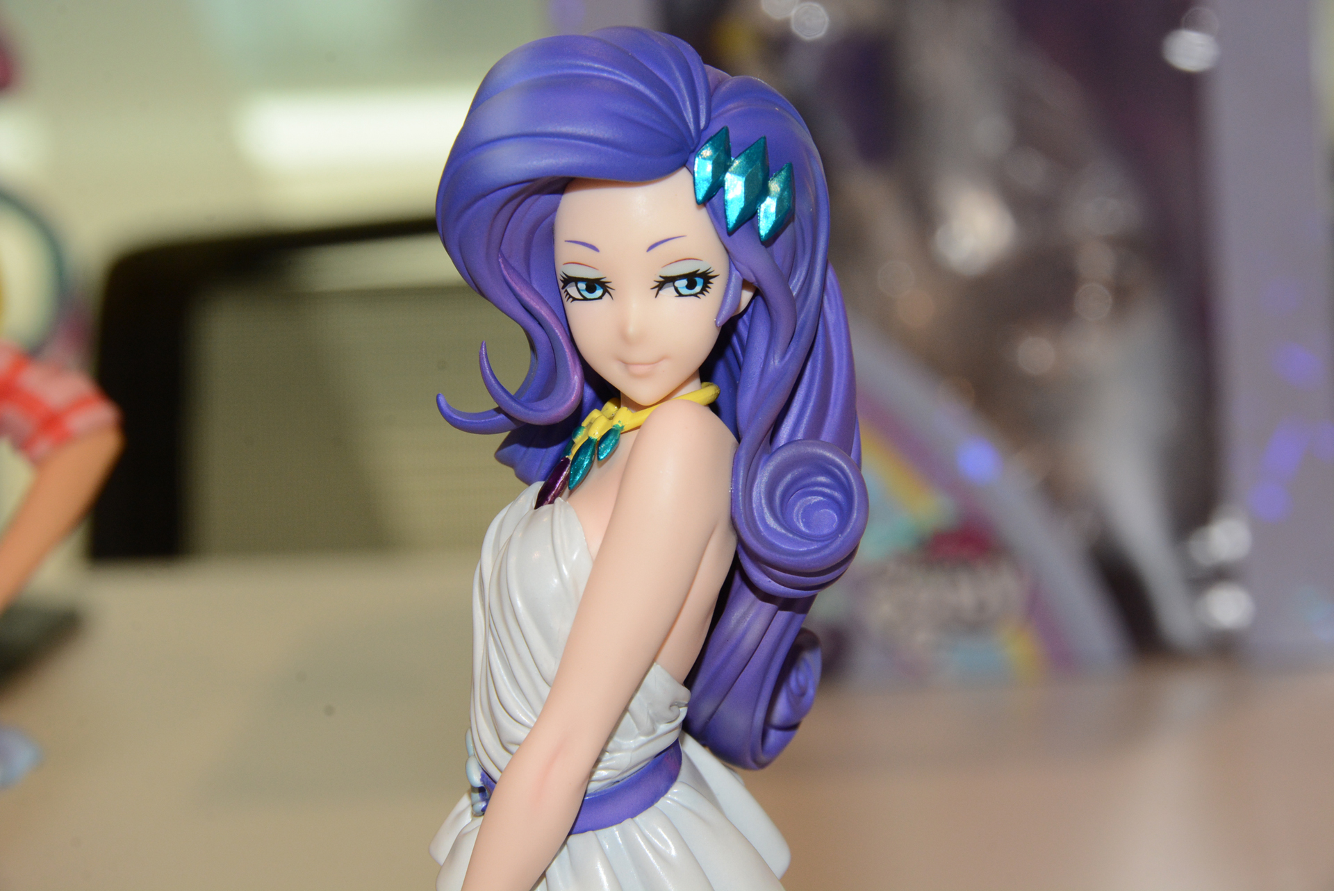 6人の女の子達の中で、明確に"異性"を意識し、結婚という夢を叶えるために努力をしているラリティ。色んな考え方の女の子がそれぞれの個性を大事に友情を育んでいく。アニメ「マイリトルポニー～トモダチは魔法～」のテーマは彼女たちを並べることではっきり伝わってくる