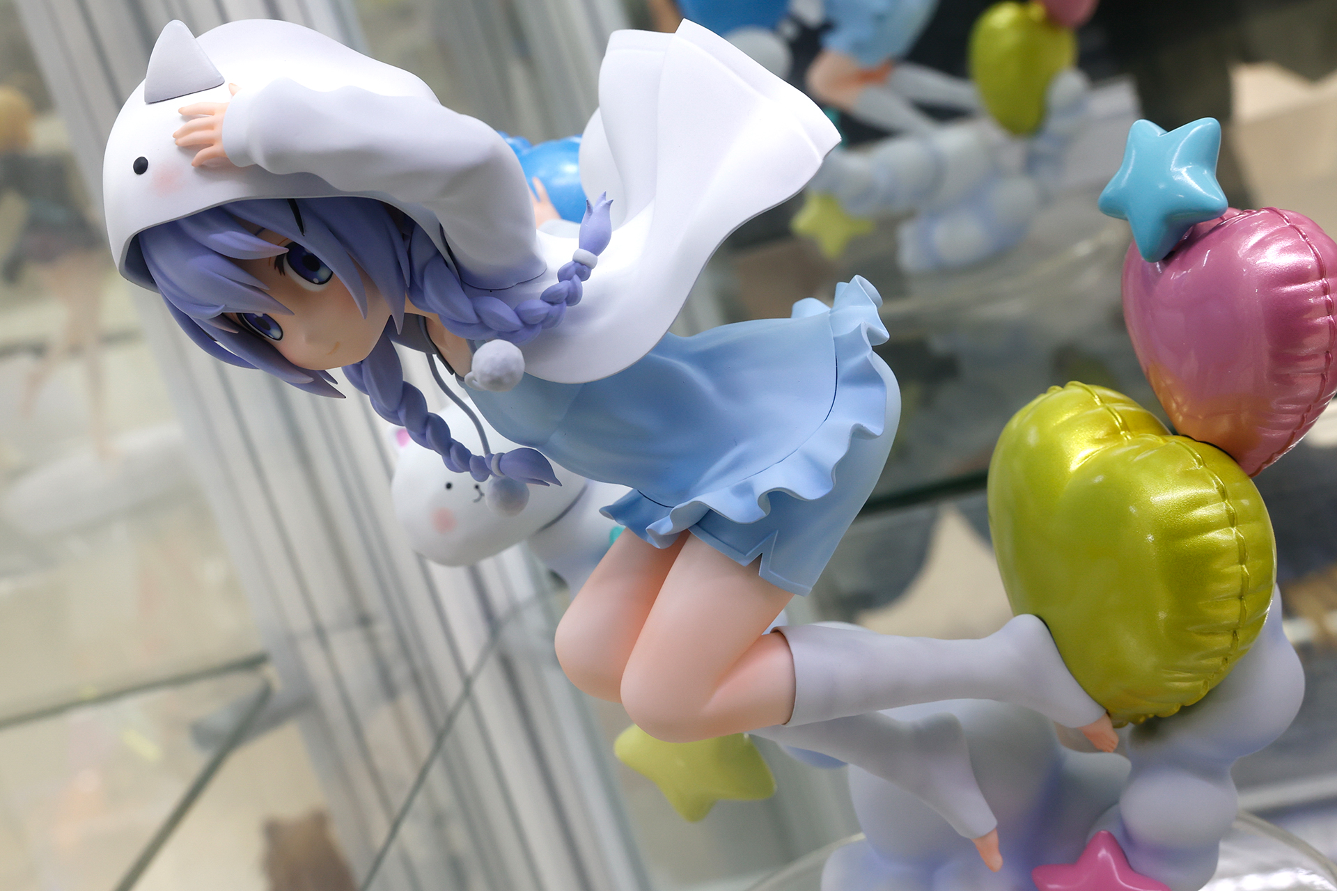 こちらはやや斜め上から見たところ。お尻を少し後ろに突き出したポーズがかわいらしい。