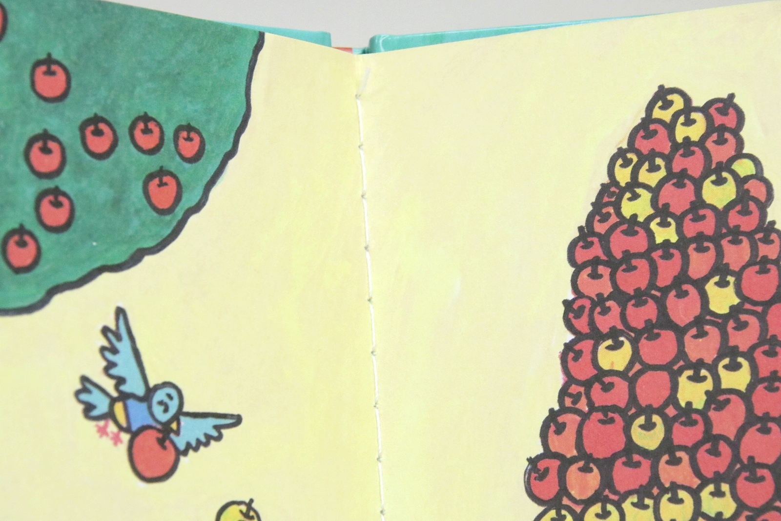 ハードカバーで糸とじ製本された“絵本らしさ”を重視した丁寧な作り