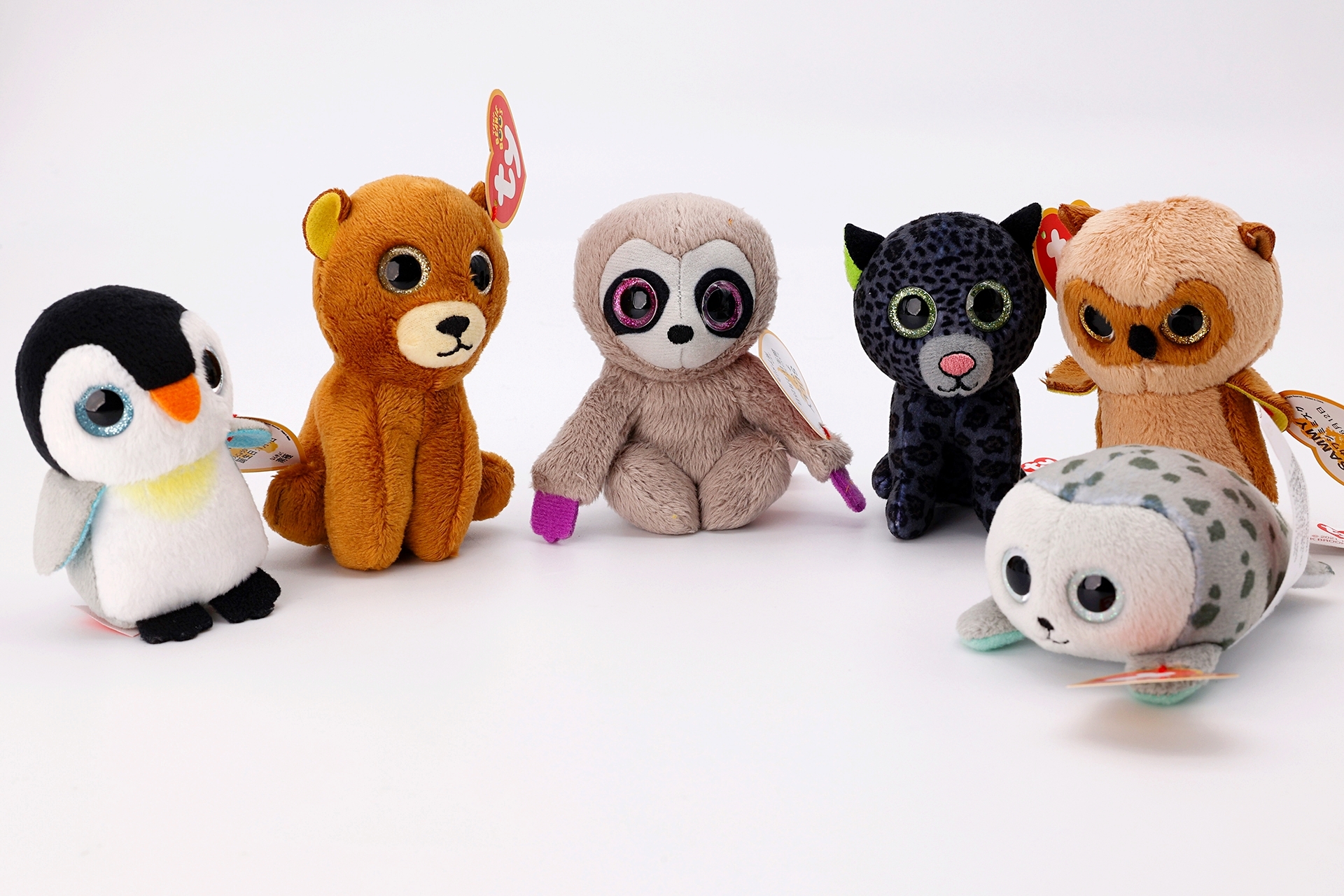 左から「ペンギン」、「アラスカアカヒグマ」、「ナマケモノ」、「ブラックジャガー」、「アメリカワシミミズク」、「ヒョウアザラシ」