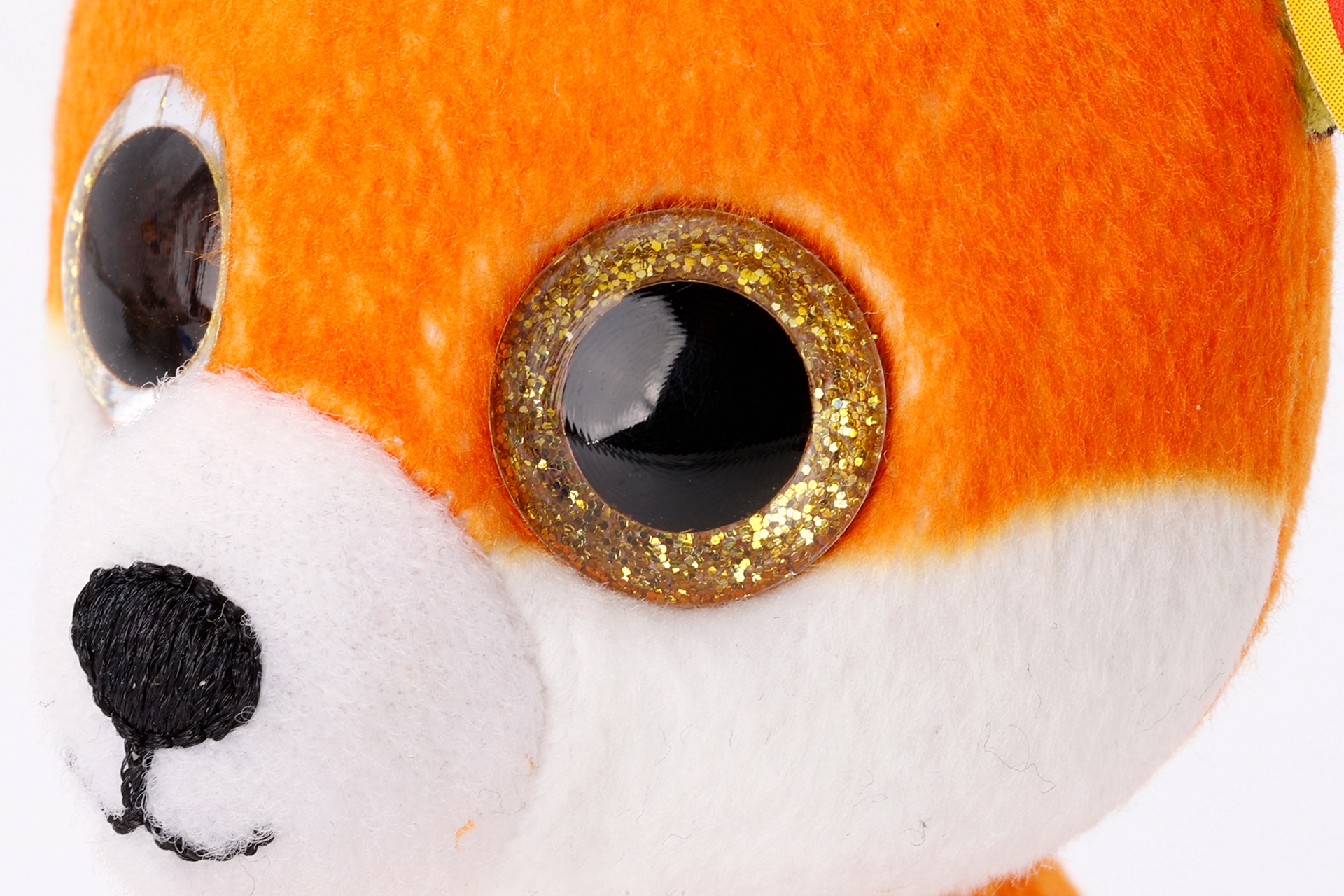 白目部分は、ラメが入ったキラキラとした感じになっている