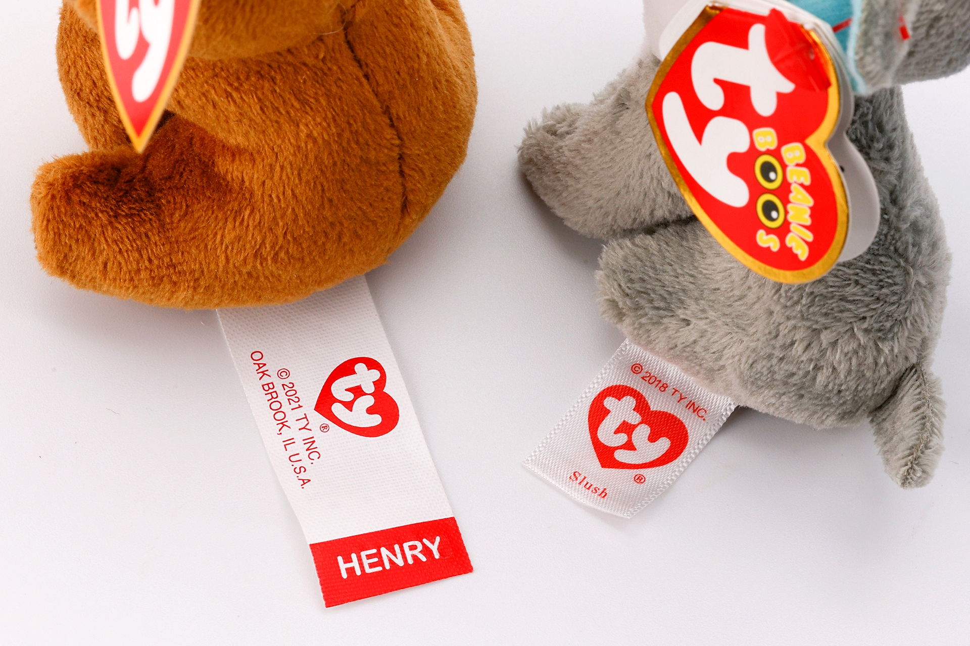 左がハッピーセットで、右が既存製品のKCサイズ。タグの大きさが微妙に異なるのは面白い。このタグに赤字に白文字で書かれているのが、名前だ