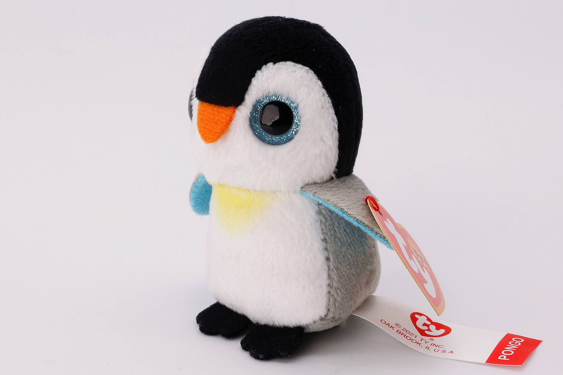 オレンジのくちばしや黄色い胸元も「ペンギン」っぽい